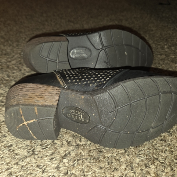 Earth Origins Black Ankle Booties with Textured Design - Picture 2 of 6